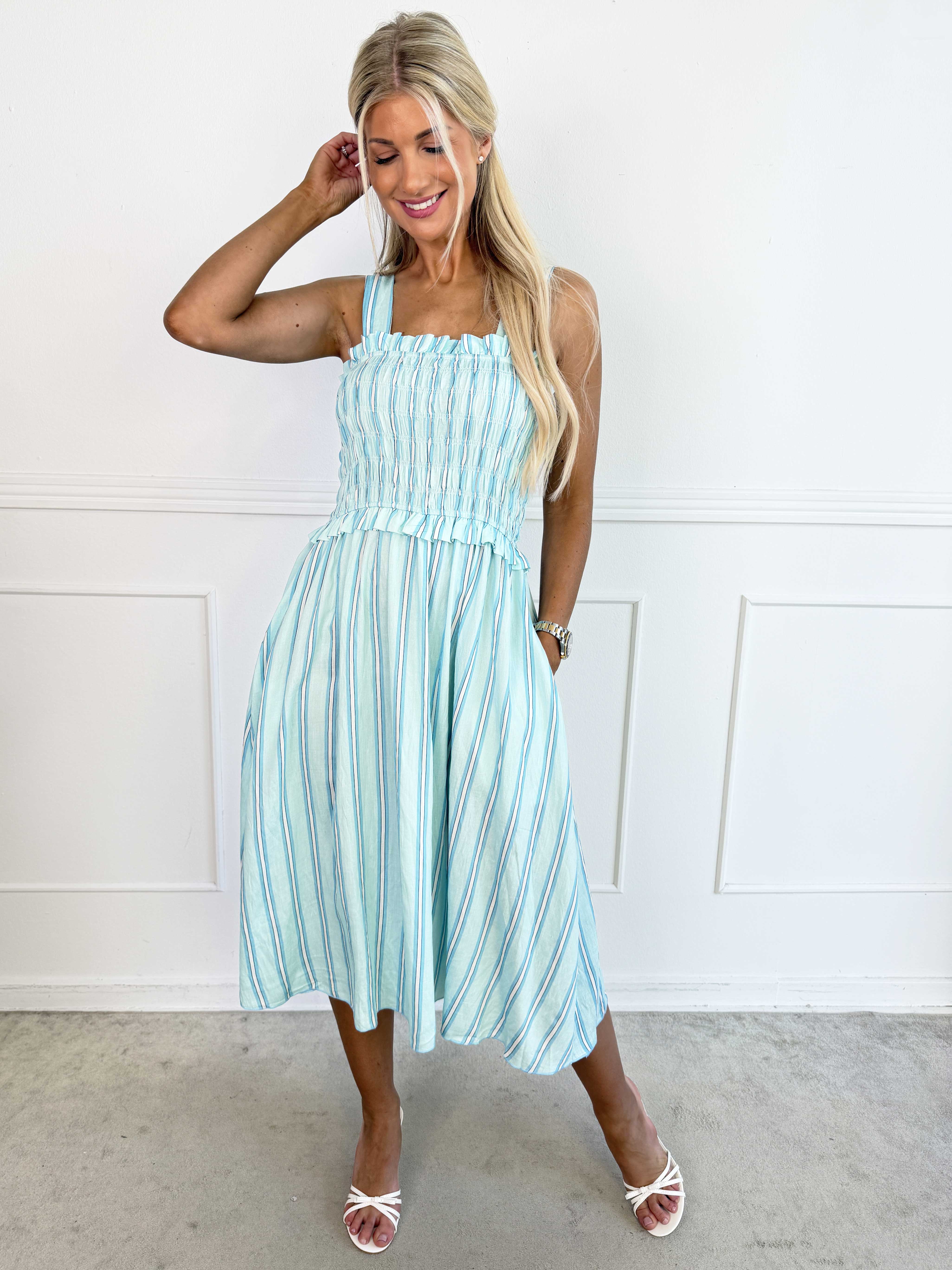 Marisol Stripe - Stribet plus size sommerkjole i viskose med smock henover brystet